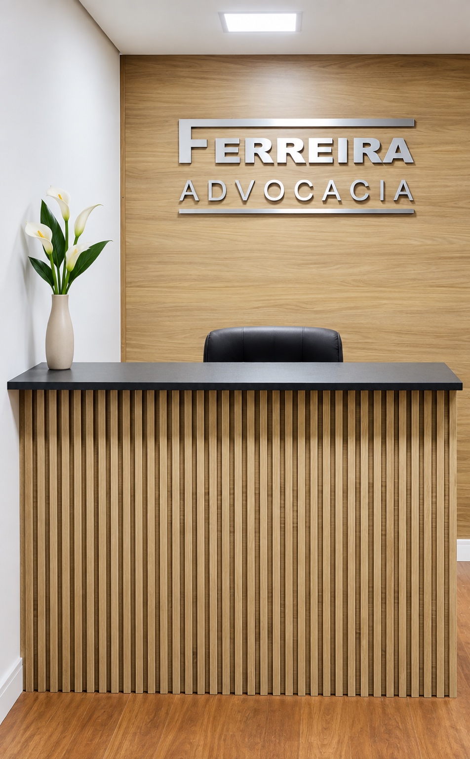 Recepção com vaso de flores e nome completo Ferreira Advocacia